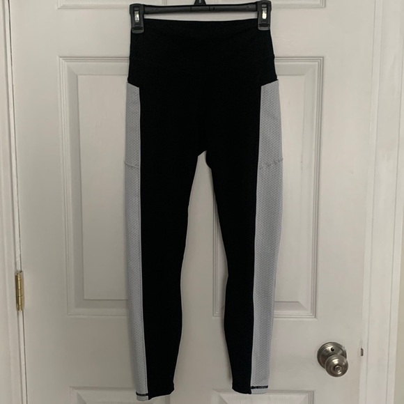 Powerhold made by Fabletics Black & White Leggings Size XS #308 - Picture 1 of 9